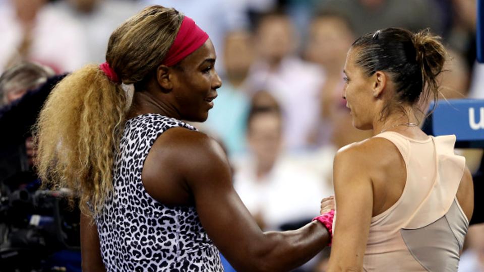 Serena Williams (kiri) singkirkan Flavia Pennetta 6-3, 6-2 di New York, Rabu (03/09/14), dan melaju ke semifinal US Open 2014. - INDOSPORT